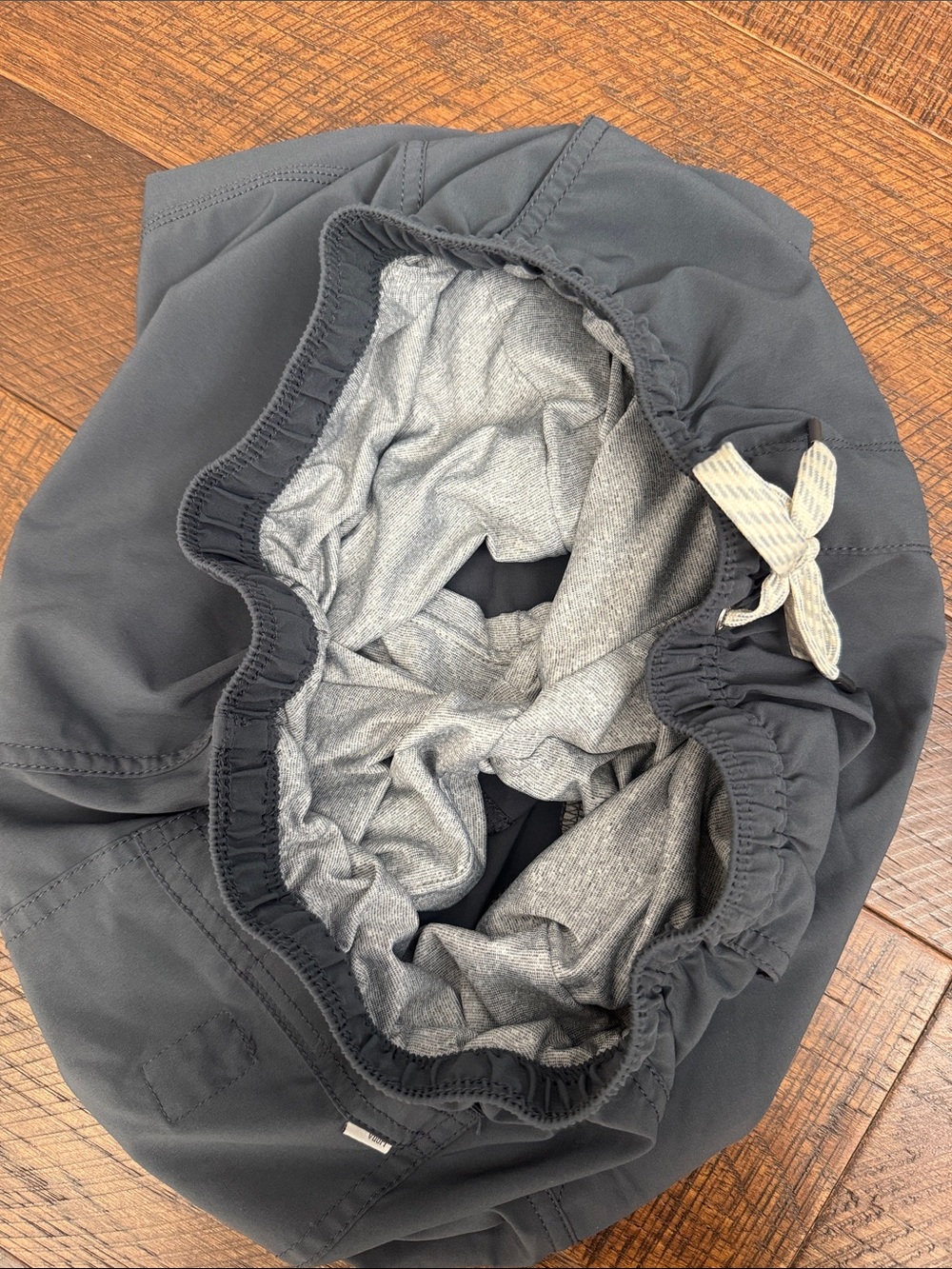 Vuori Men’s Kore Short in Grey Lined - Picture 4 of 7